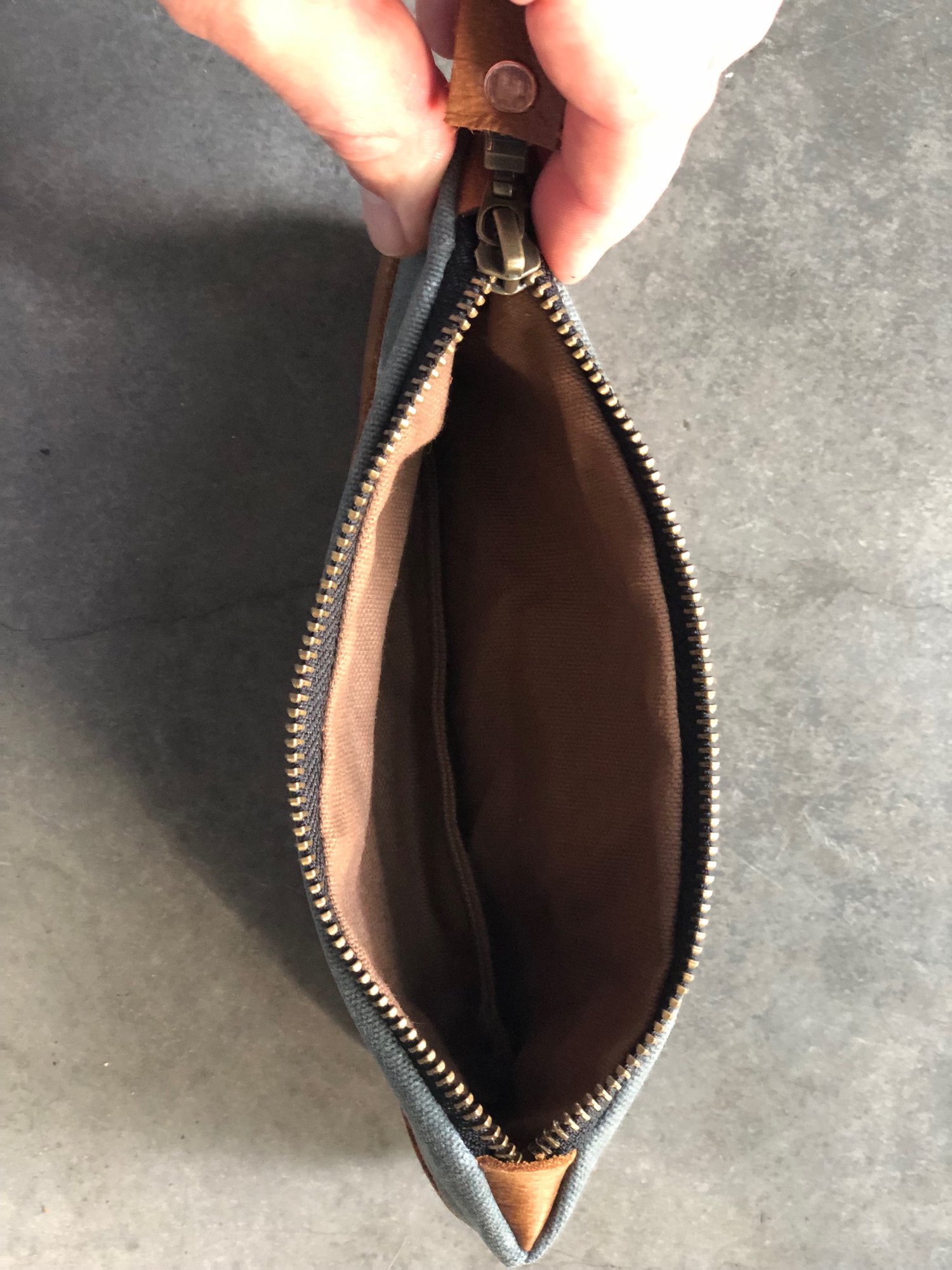 Image of Zipper pouch made in grey waxed canvas and cognac oiled leather