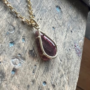 Image of Colgante oro 18K con  hoja de  turmalina