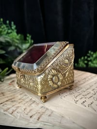 Image 3 of Magnifique boite à bijoux en verre et laiton et soie capitonnée rouge. XIXème s.