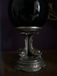 Image 2 of Superbe boule noire de 15 cm de diamètre sur un incroyable support en bronze argenté, début 1900