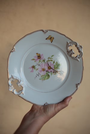 Image of Dekorativer Teller mit Heckenrosen bemalt  und Griffen