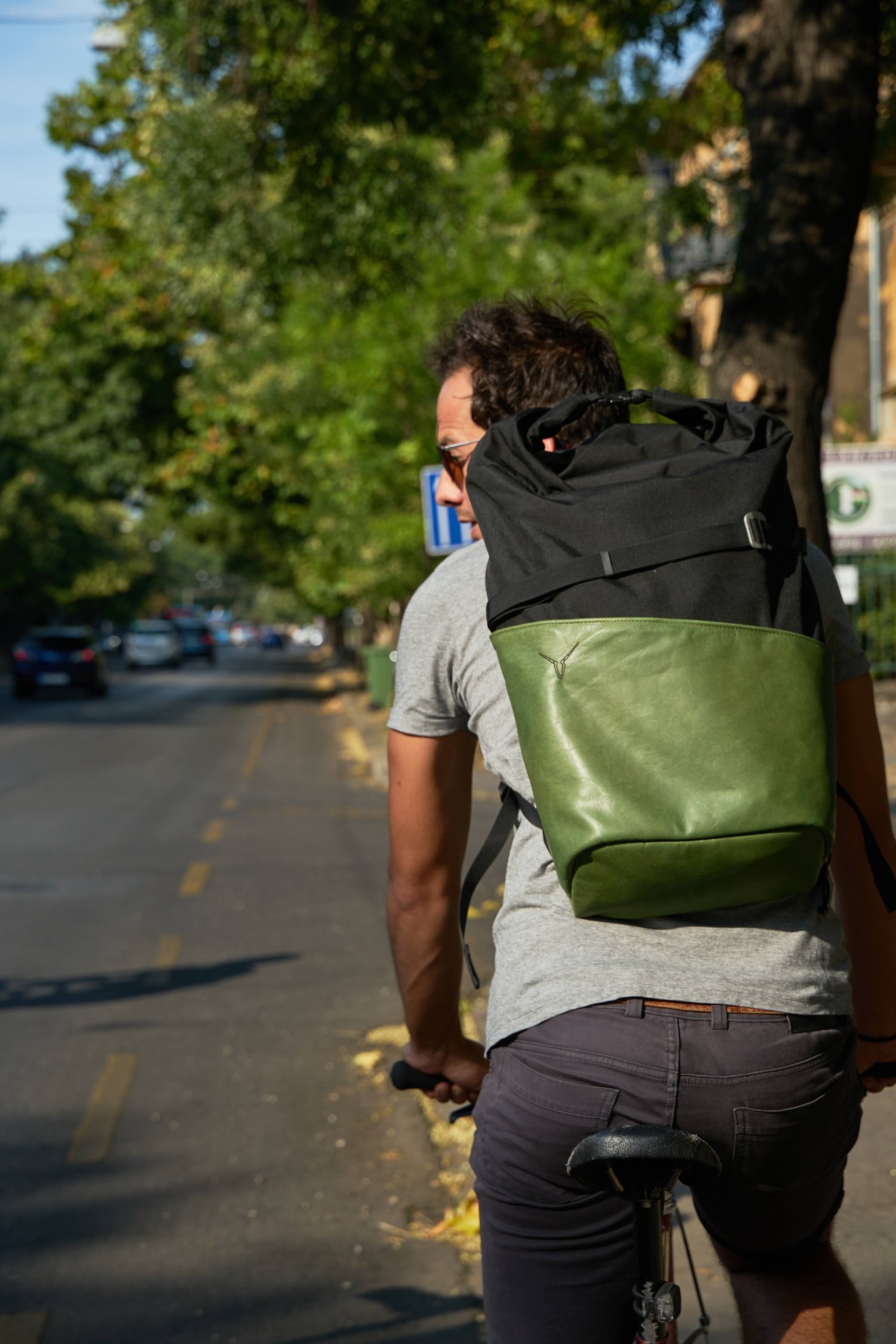 Image of m u r z u k. 22L – black X moss green