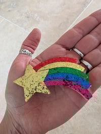 Image 2 of Broche étoile arc en ciel 