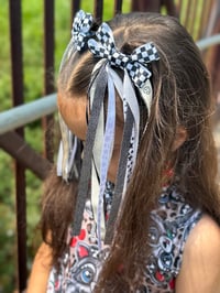 Image 4 of Neutral Streamer Bows