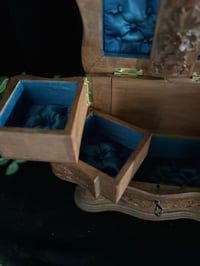 Image 15 of Incroyable coffre à bijoux, en bois sculpté, dite Forêt Noire, soie bleue, fin du 19ème s.