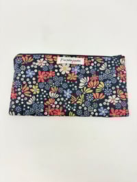 Image 2 of Pochette à passeports et billets LA VOYAGEUSE Matelassé fleuri fond marine