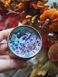 Image 1 of Vela con olor a pastel de arándanos y canela con piedras turquesas y lapislazuli