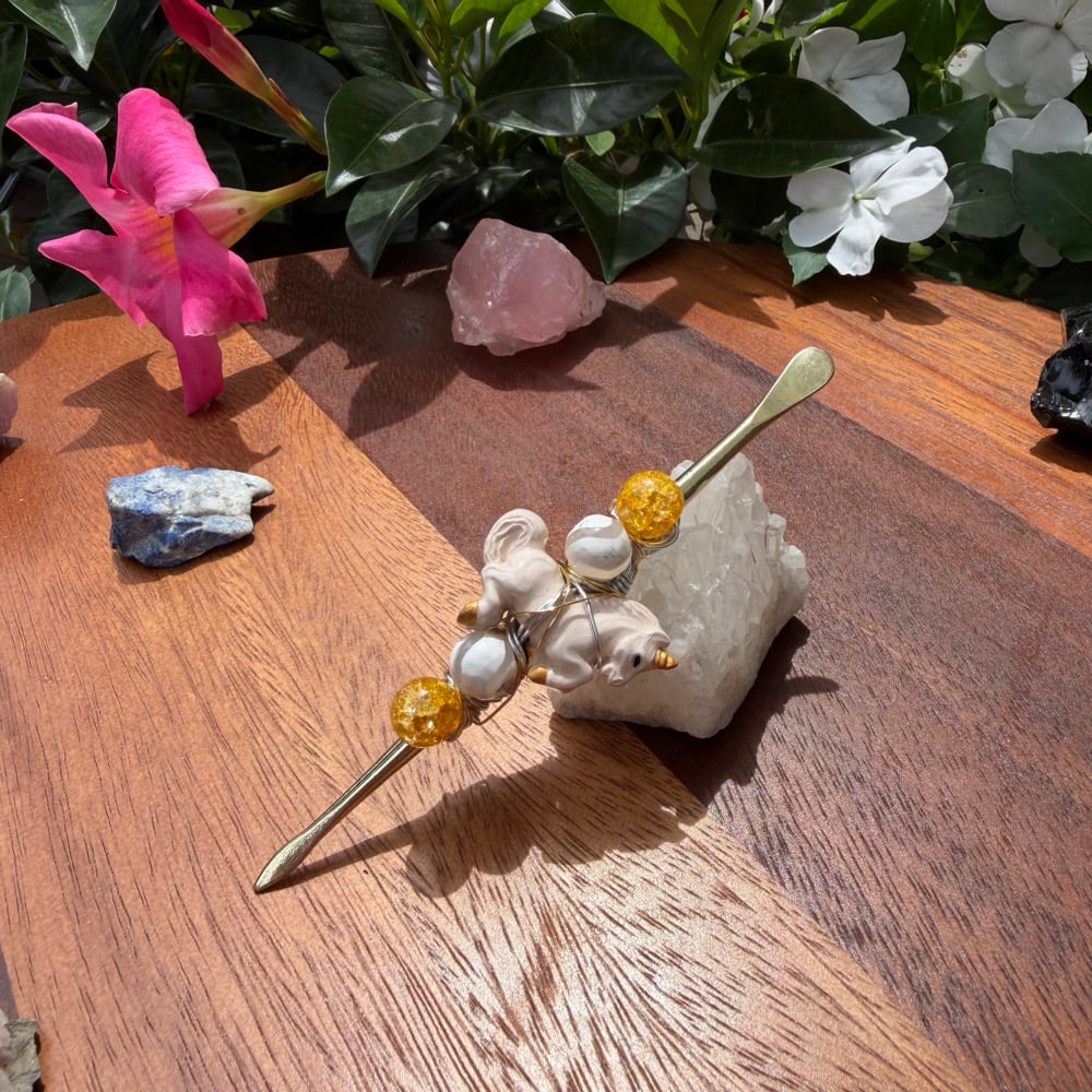Image of white carousel dab tool