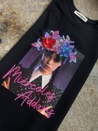 Image 2 of Camiseta bordada a man. MIÉRCOLES ADDAMS camiseta nena. Varias tallas.
