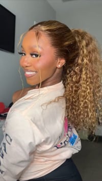 Image 2 of 360 glueless highlight waterwave wig
