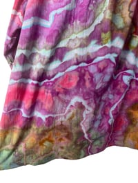 Image 9 of 1XL Cotton Pocket Forager Top in Rio Geode Ice Dye