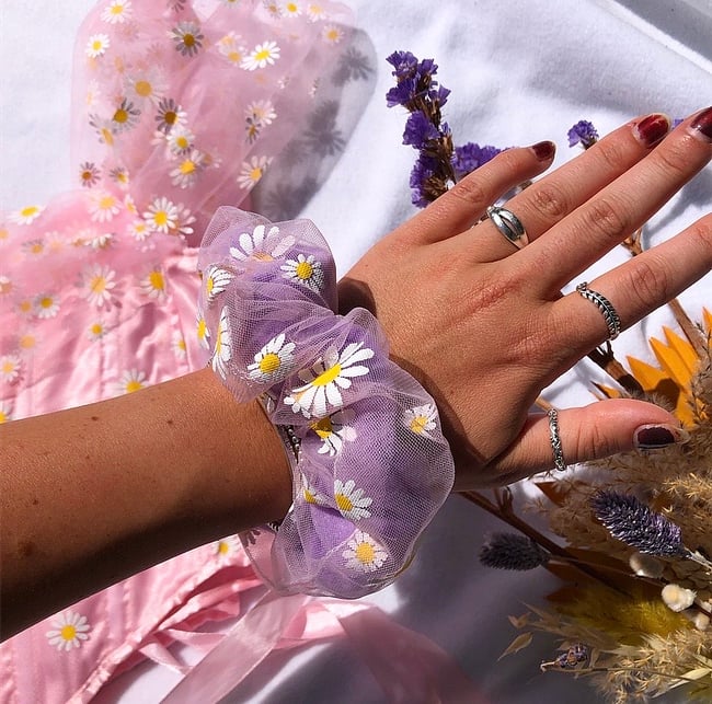 Daisy Tulle Scrunchie 