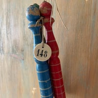 Image 2 of Trio de quilles colorées et leur petit jeton numéroté. 