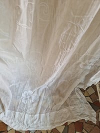 Image 3 of Le rideau brodé 