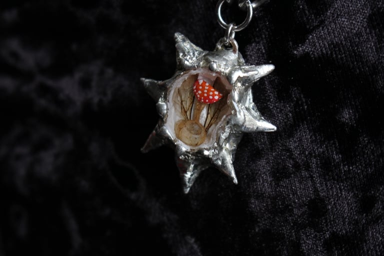 dead good snail mushroom and bee wing spiky necklace Image 5