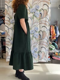 Image 2 of Ella kjole i mørkegrøn fløjl (xs-xxl)