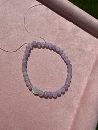Image 2 of Lavender Amethyst bracelet with cat 紫晶猫头手链