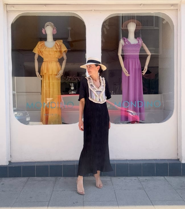 BLACK PLEATED KAFTAN KAFTAN WITH INDIAN NECKLINE