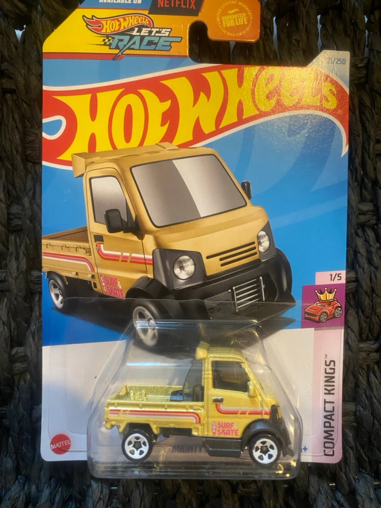 Image of Hot Wheels toy car racer tow 21/250