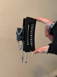 Image 2 of FIERCE CLAW CLIP (style g)