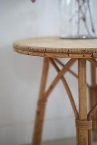 Image 3 of Petite table en rotin
