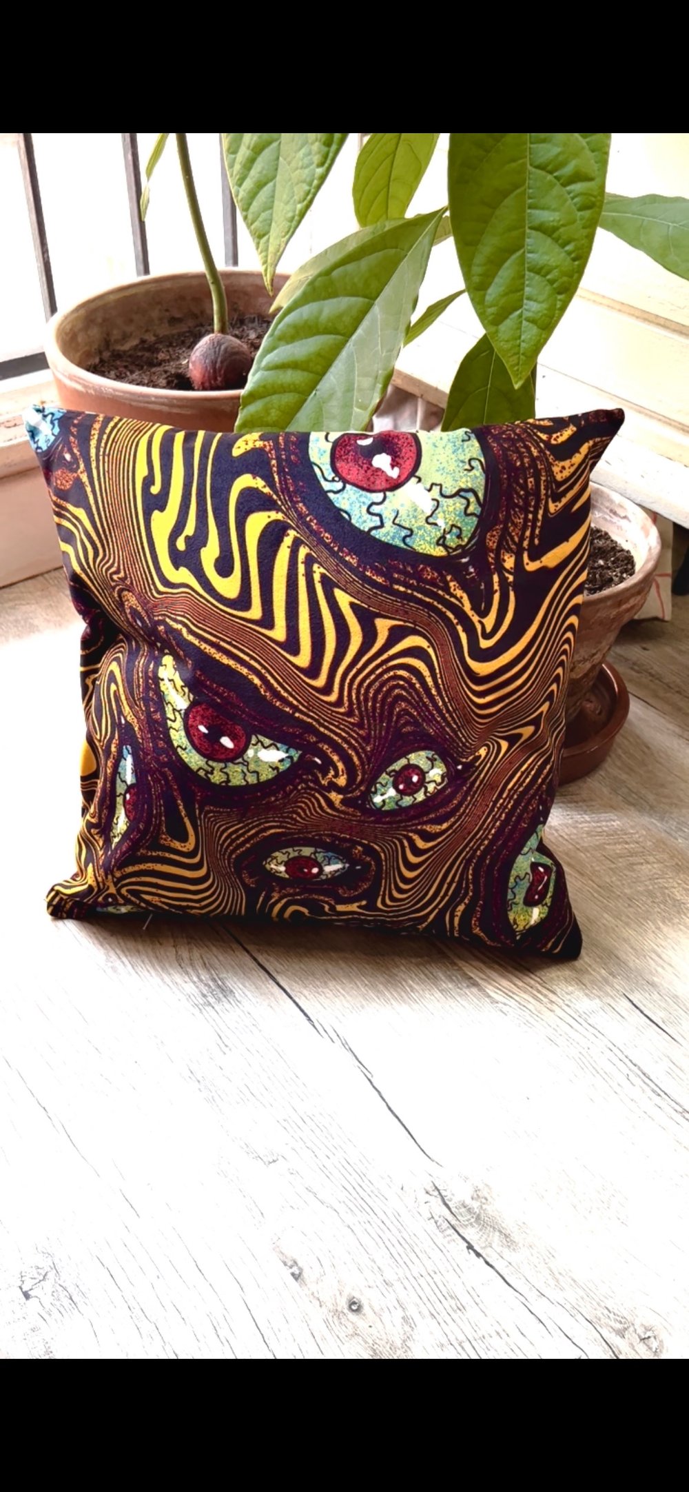 DEMONEYES CUSHION YELLOW