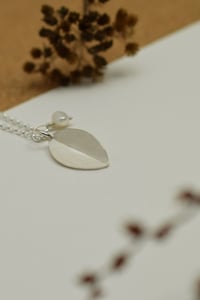 Image 4 of Single-Leaf Silver with linen texture Necklace with Semi-Precious Pearl – Fold Collection 