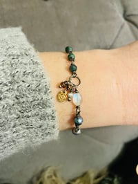 Image 4 of peacock pearl and emerald bracelet w rose gold charm