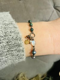 Image 4 of peacock pearl and emerald bracelet with rose gold charm