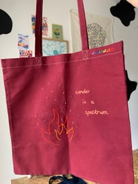 Tote bag brodé - Gender is a spectrum