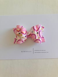 Image 2 of baby Evie bow 