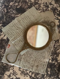 Image 2 of Grand miroir à main et à accrocher de style Louis XVI, bronze, XIX siècle. 179>149€