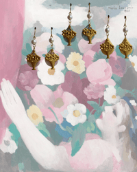 Image 1 of Femme arrangeant des fleurs