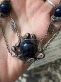 Superbe collier en filigrane d’argent massif et lapis-lazuli, début 1900, Angleterre.