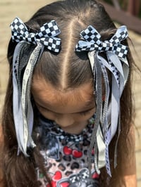 Image 1 of Neutral Streamer Bows