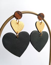 Image 14 of "Made of gold" - Collection de boucles d'oreilles en cuir upcyclé 