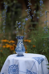 Image 5 of Vase, weiss-blau, handbemalt mit Hase, Portugal, Fayence