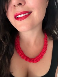 Image 5 of Collar Rojo Nudos Mediano