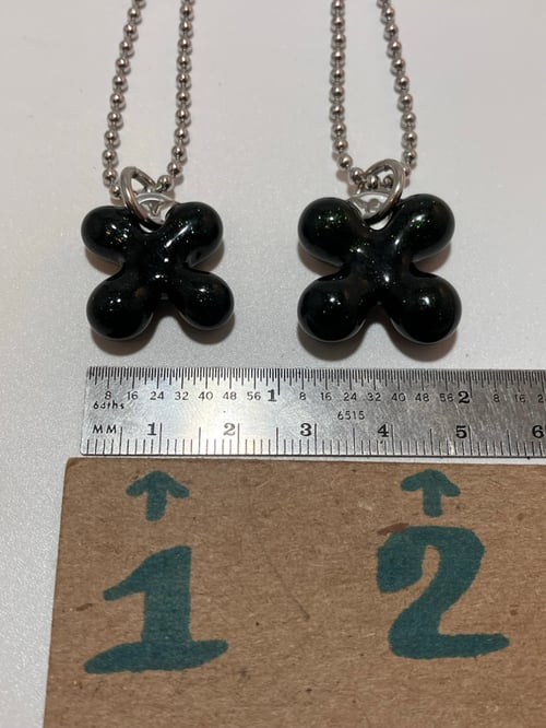 Image of sparkly dark green clovers 