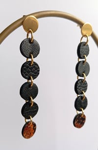 Image 11 of "Made of gold" - Collection de boucles d'oreilles en cuir upcyclé 