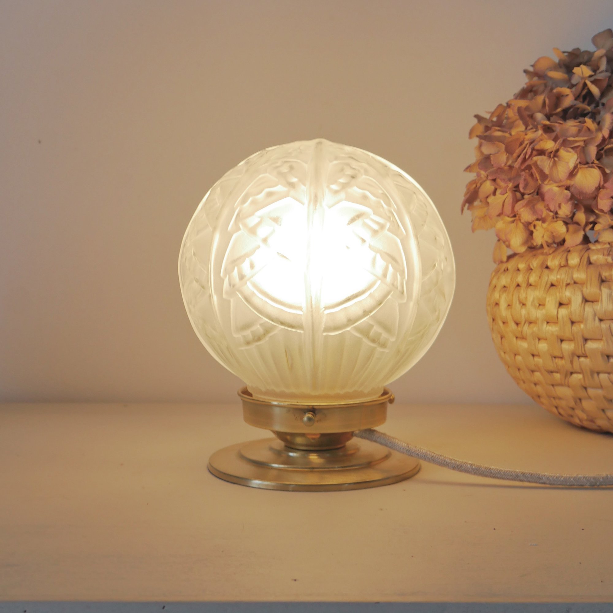 Lampe baladeuse globe rosaces - Brocante et Déco Chic Lampe baladeuse globe rosaces - Brocante et Déco Chic