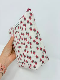 Image 2 of Trousse de toilette haute à poser double gaze fraises
