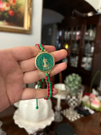 Image 1 of Pulsera de la Medalla de San Benito (rojo/verde) 