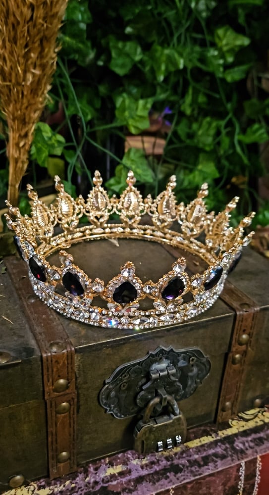 ๐The Armored Kingdom Dark Purple Crown (Gold)