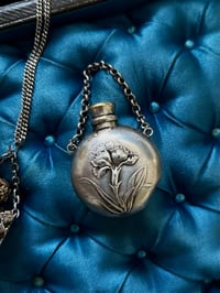 Image 2 of Superbe fiole à châtelaine d’époque Art Nouveau, plaqué argent.