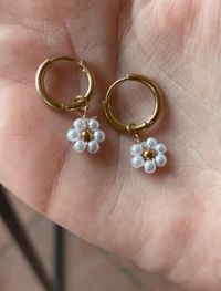 Image 2 of Boucles d'oreilles créoles fleurs de fraisier 