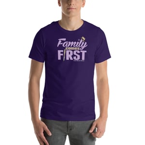 Family Comes First – T-Shirt