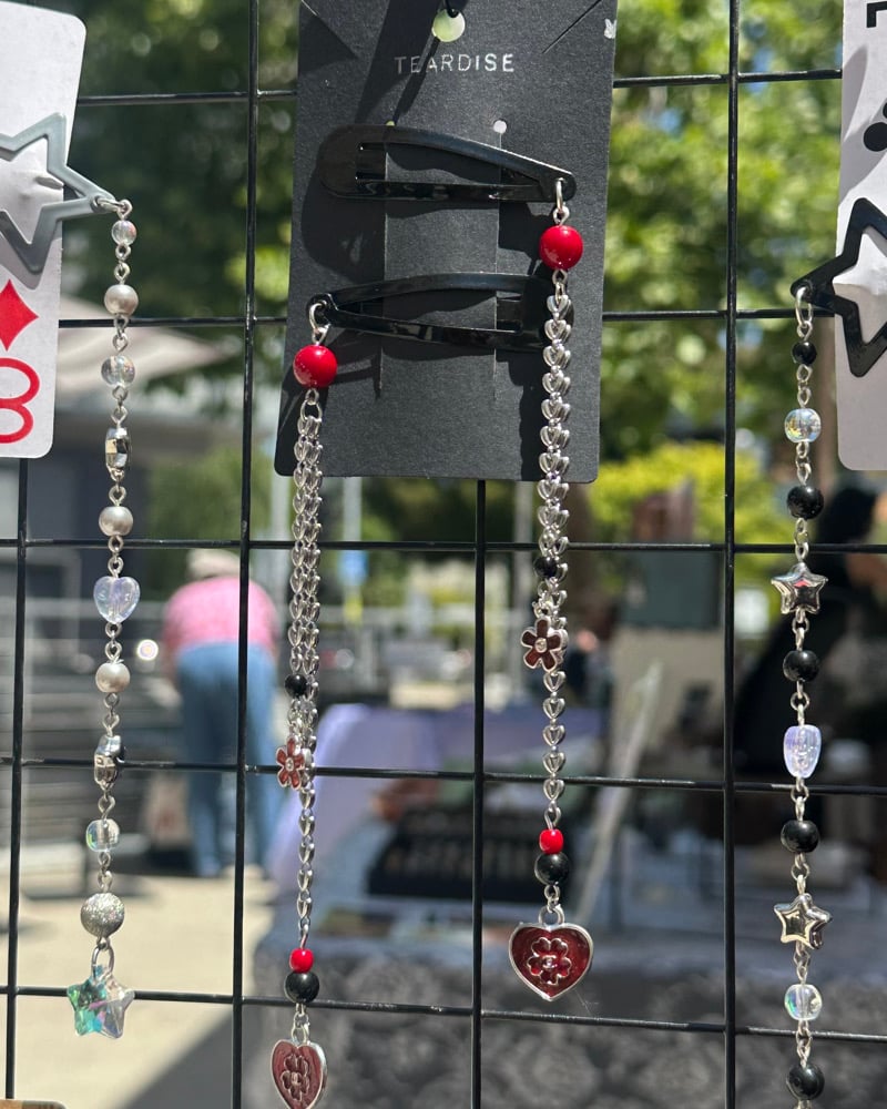 Image of black and red heart clips