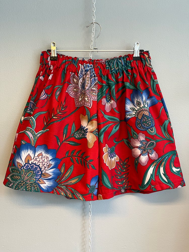 Image of Shorts i rød med blomsterprint (xs-l)