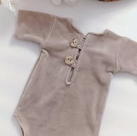 Image 2 of Newborn photoshooting bodysuit Patrick | neutral beige